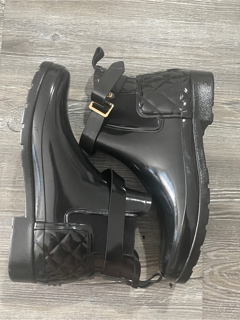 Hunter Women’s Black Gloss Quilted Chelsea Rain Boots - Picture 4 of 5
